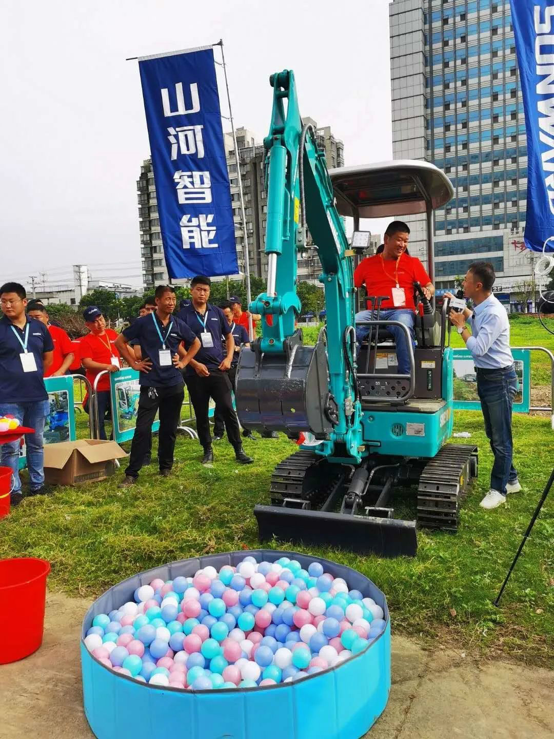 2020全球微挖大会 ezweb易利娱乐平台智能精品微挖赢得满堂彩
