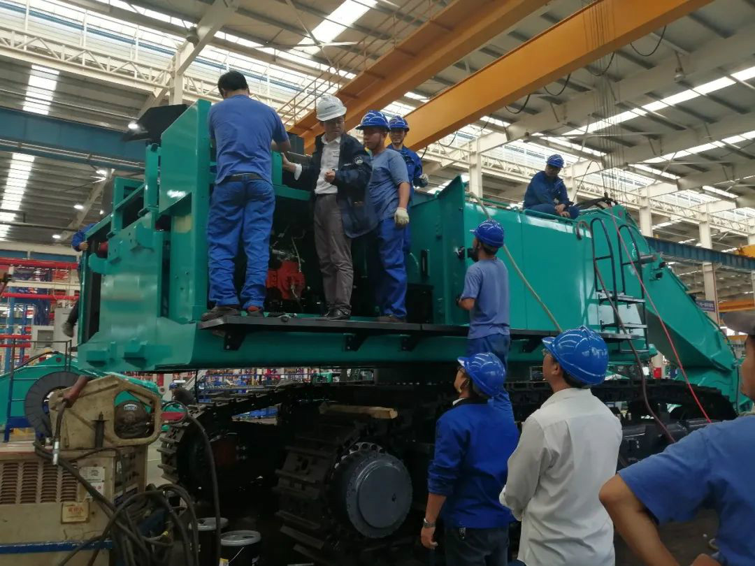 立异再出效果！ezweb易利娱乐平台智能超大型履带式液压挖掘机下线