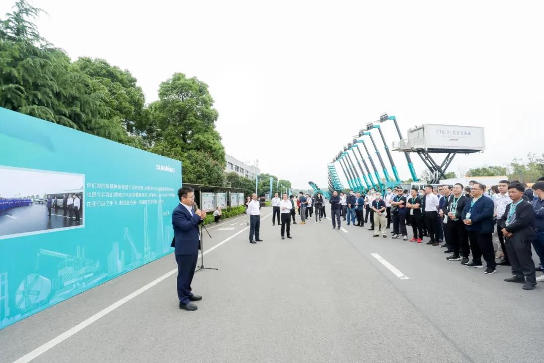 “爆品”出击！ezweb易利娱乐平台智能客户交流会签约超8亿元