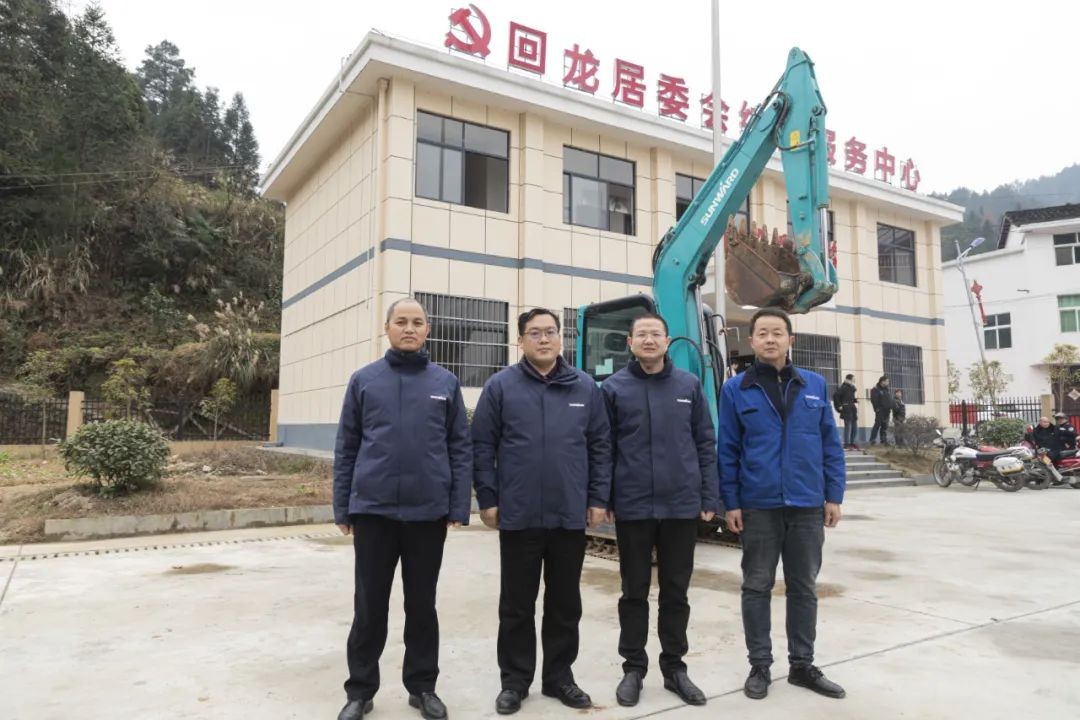 校企相助精准扶贫，产教融合振兴墟落 | ezweb易利娱乐平台智能向相助院校对口扶贫点捐赠挖掘机