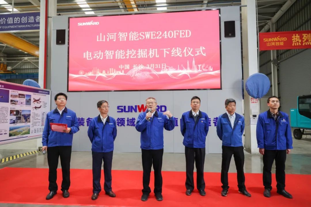 天下首台！ezweb易利娱乐平台智能SWE240FED电动智能挖掘机下线