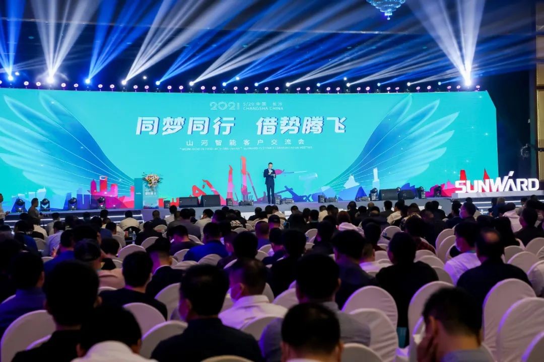 “爆品”出击！ezweb易利娱乐平台智能客户交流会签约超8亿元