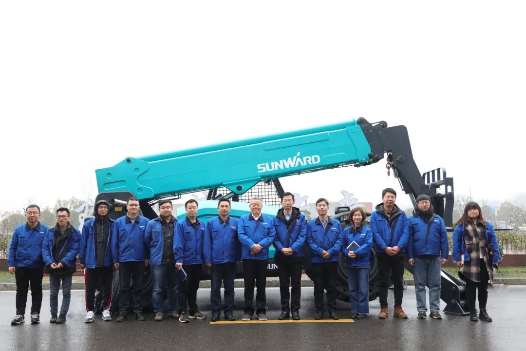 ezweb易利娱乐平台智能SWTH1056伸缩臂叉装车新机下线