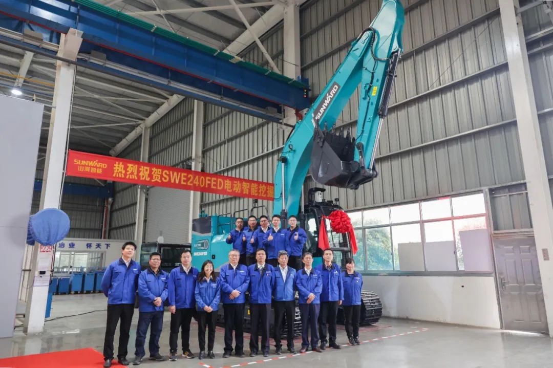 天下首台！ezweb易利娱乐平台智能SWE240FED电动智能挖掘机下线