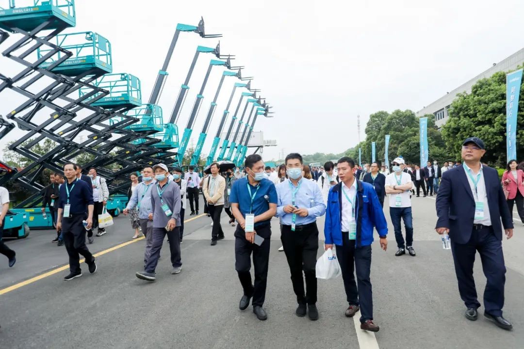 “爆品”出击！ezweb易利娱乐平台智能客户交流会签约超8亿元