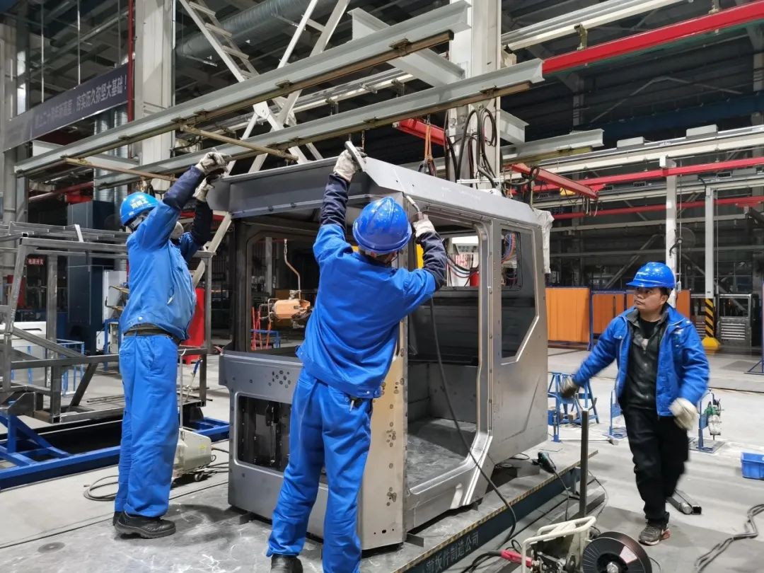 ezweb易利娱乐平台智能SWK90矿卡驾驶室顺遂发货，开发速率刷新纪录