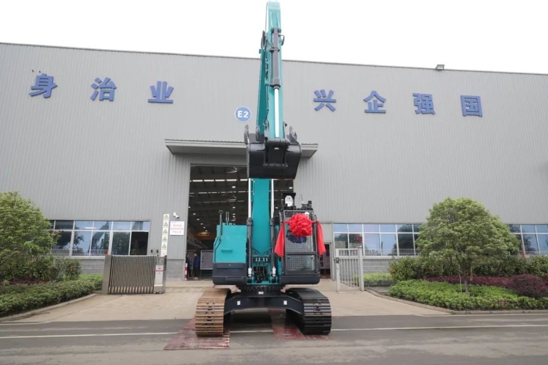 天下首台！ezweb易利娱乐平台智能SWE240FED电动智能挖掘机下线