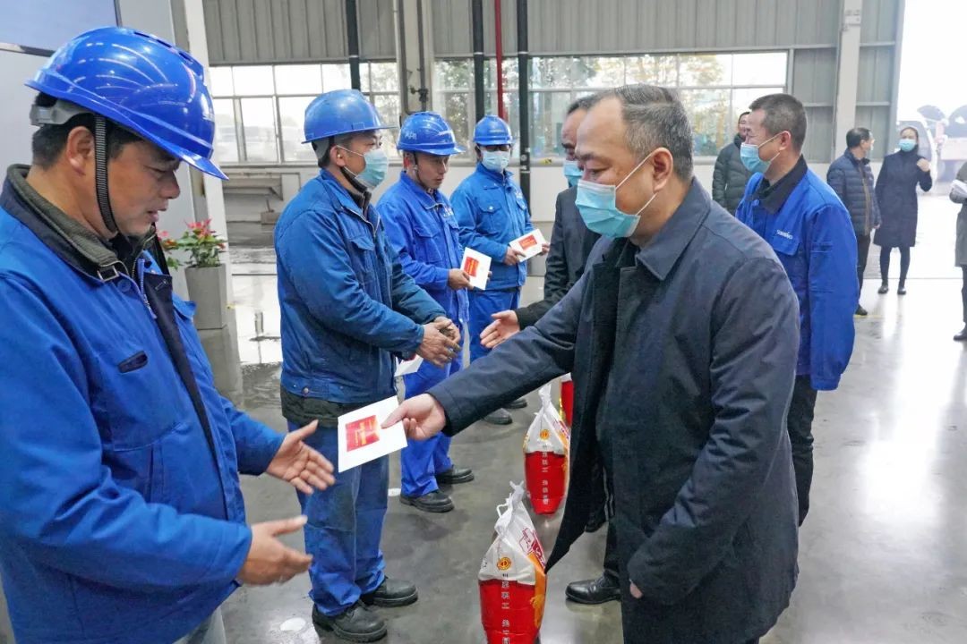 张庆红慰问ezweb易利娱乐平台智能难题党员