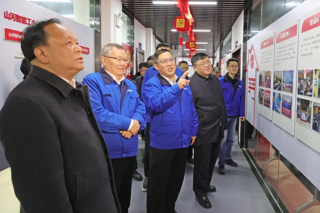 周农在ezweb易利娱乐平台智能调研时强调：企业工会要鼎力大举作育劳模和工匠