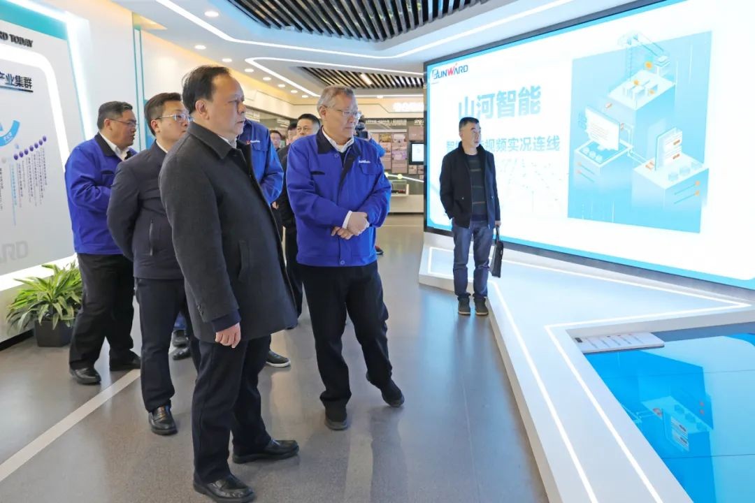 周农在ezweb易利娱乐平台智能调研时强调：企业工会要鼎力大举作育劳模和工匠