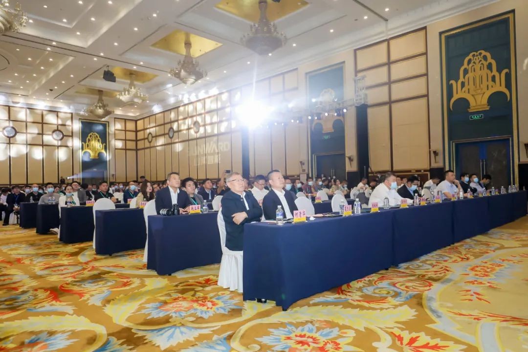 “爆品”出击！ezweb易利娱乐平台智能客户交流会签约超8亿元