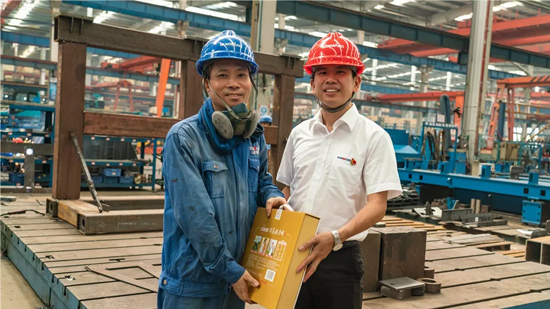 万力集团“送清凉”活动，慰问一线员工