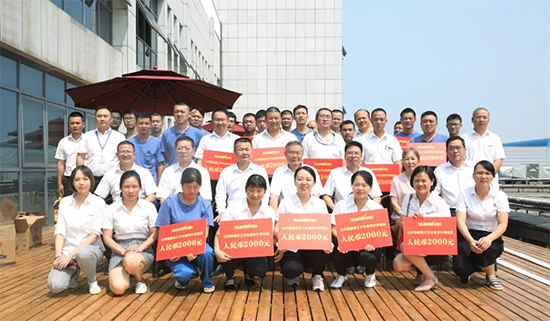 员工子女金榜题名 ezweb易利娱乐平台家园发放奖励