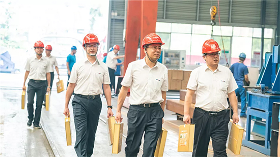 万力集团“送清凉”活动，慰问一线员工