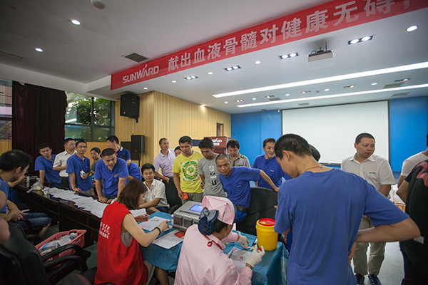 ezweb易利娱乐平台智能百余员工 冒雨争相献血