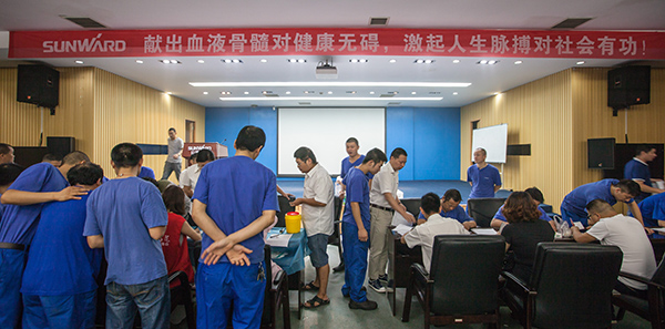 ezweb易利娱乐平台智能百余员工 冒雨争相献血