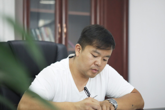六年六台挖机 邓老板是个“ezweb易利娱乐平台迷”