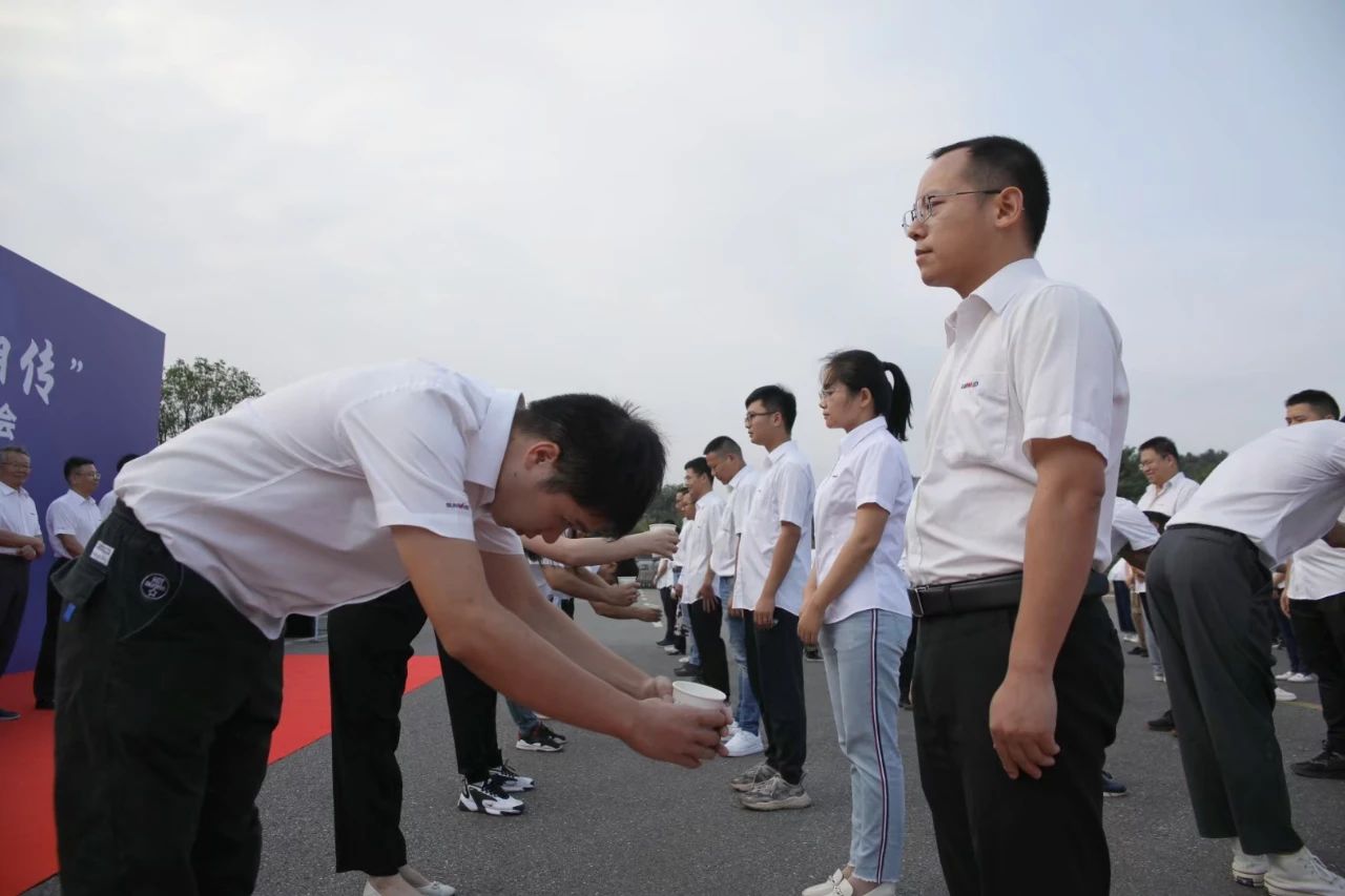 百人齐聚拜师恩 | ezweb易利娱乐平台智能“传帮带”人才作育模式为公司生长积贮实力