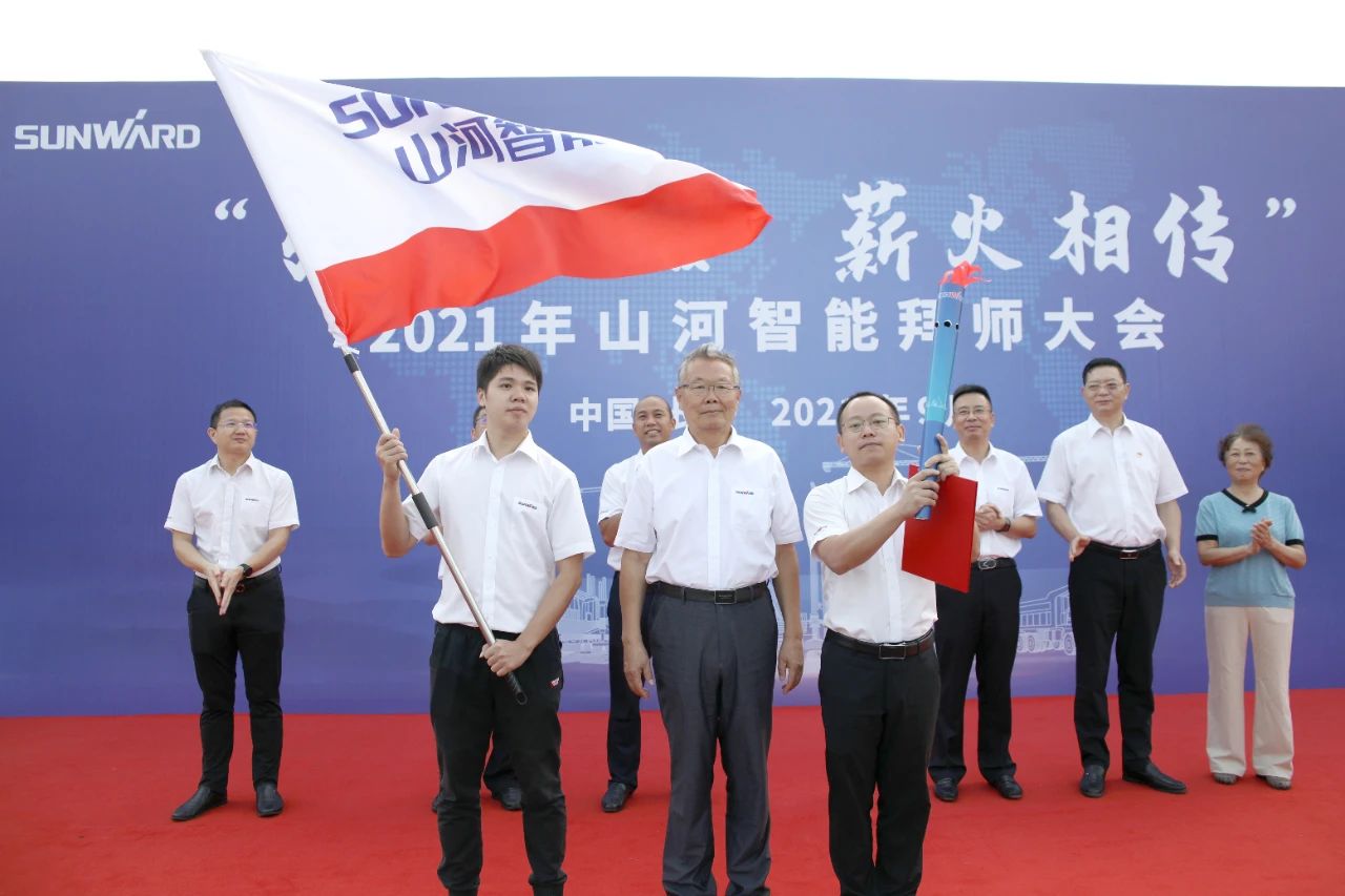 百人齐聚拜师恩 | ezweb易利娱乐平台智能“传帮带”人才作育模式为公司生长积贮实力