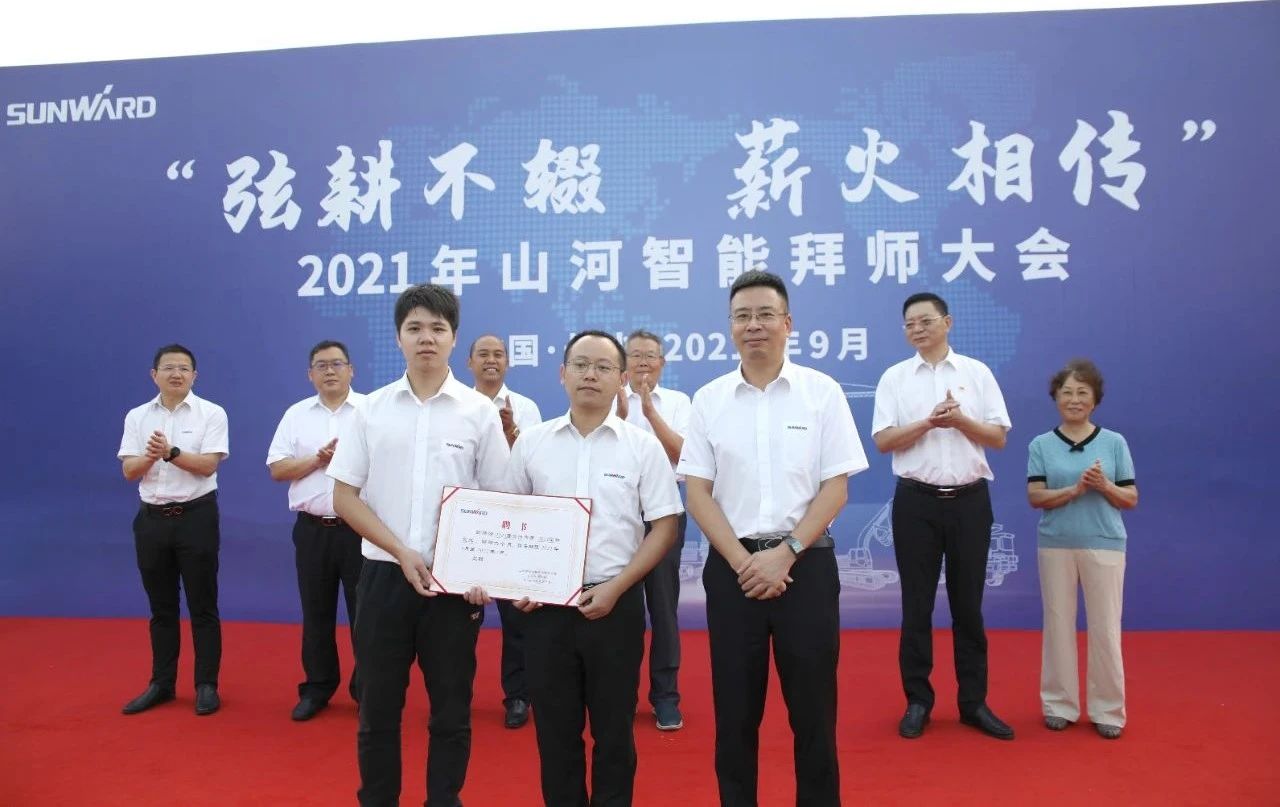 百人齐聚拜师恩 | ezweb易利娱乐平台智能“传帮带”人才作育模式为公司生长积贮实力