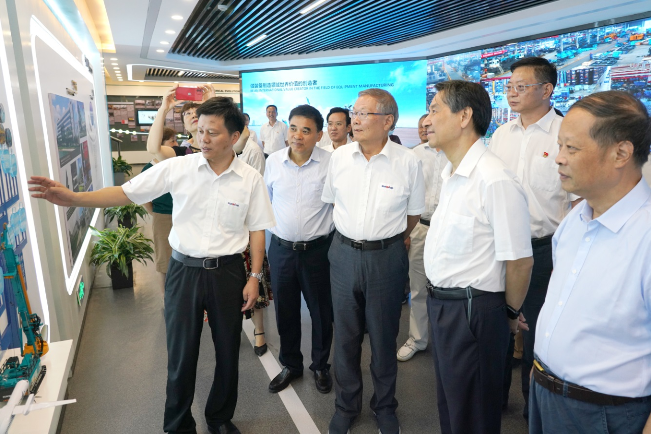 湖南省老科学手艺事情者一行到访ezweb易利娱乐平台智能