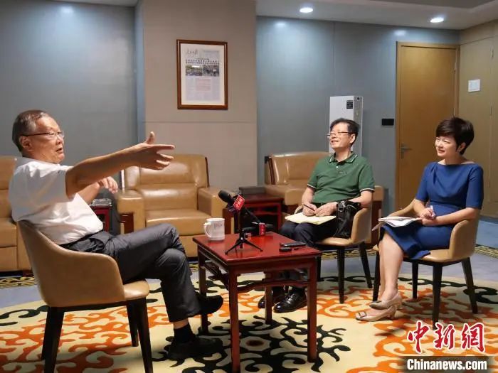 媒体聚焦 | 中新社专访——ezweb易利娱乐平台智能首创人何清华：向着太阳奔驰的筑梦人
