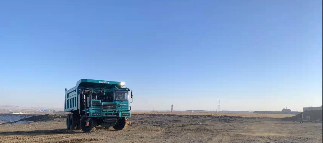 新能源，长续航！ezweb易利娱乐平台智能首台LNG增程式宽体矿卡下线交付