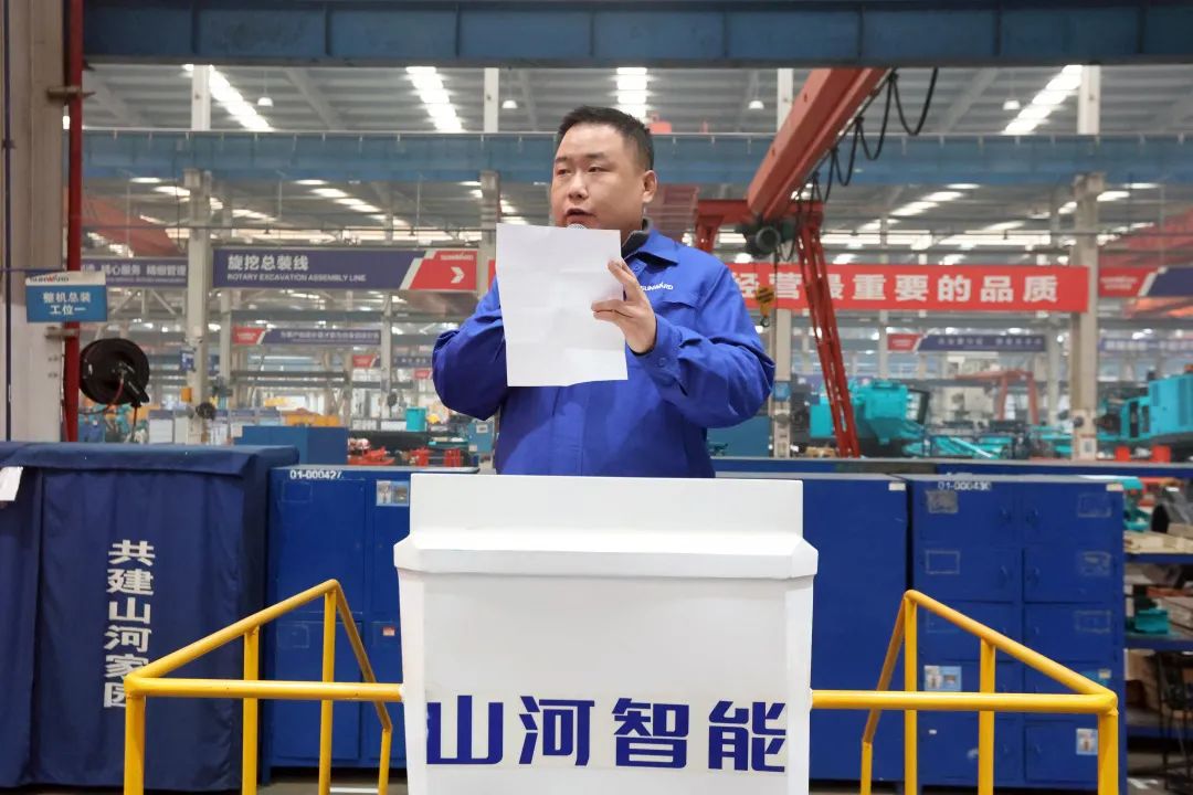 向模范学习！ezweb易利娱乐平台智能56名职工受到职工职业手艺竞赛表扬