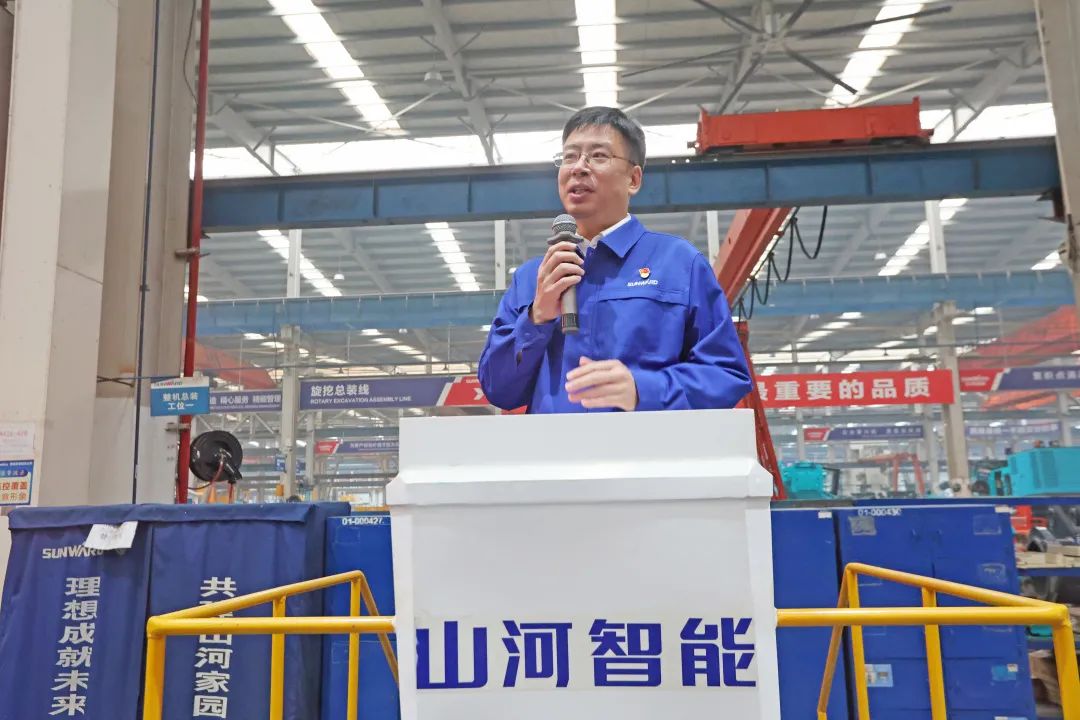 向模范学习！ezweb易利娱乐平台智能56名职工受到职工职业手艺竞赛表扬
