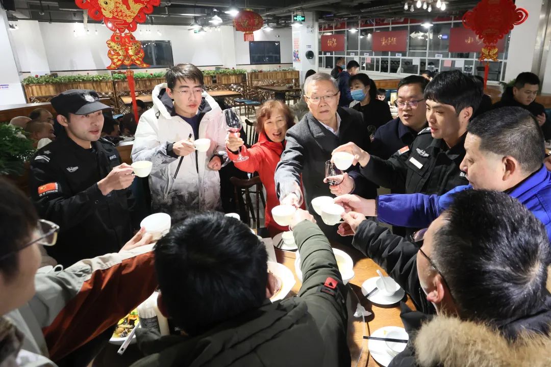 ezweb易利娱乐平台智能董事长何清华与留厂员工一起过大年！