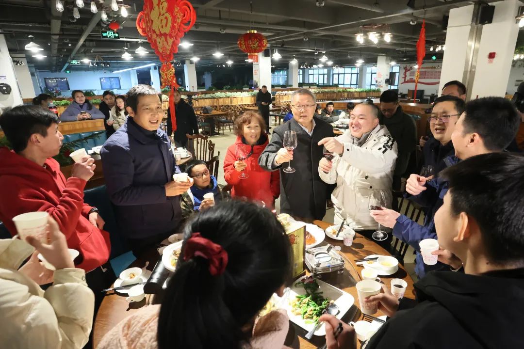 ezweb易利娱乐平台智能董事长何清华与留厂员工一起过大年！