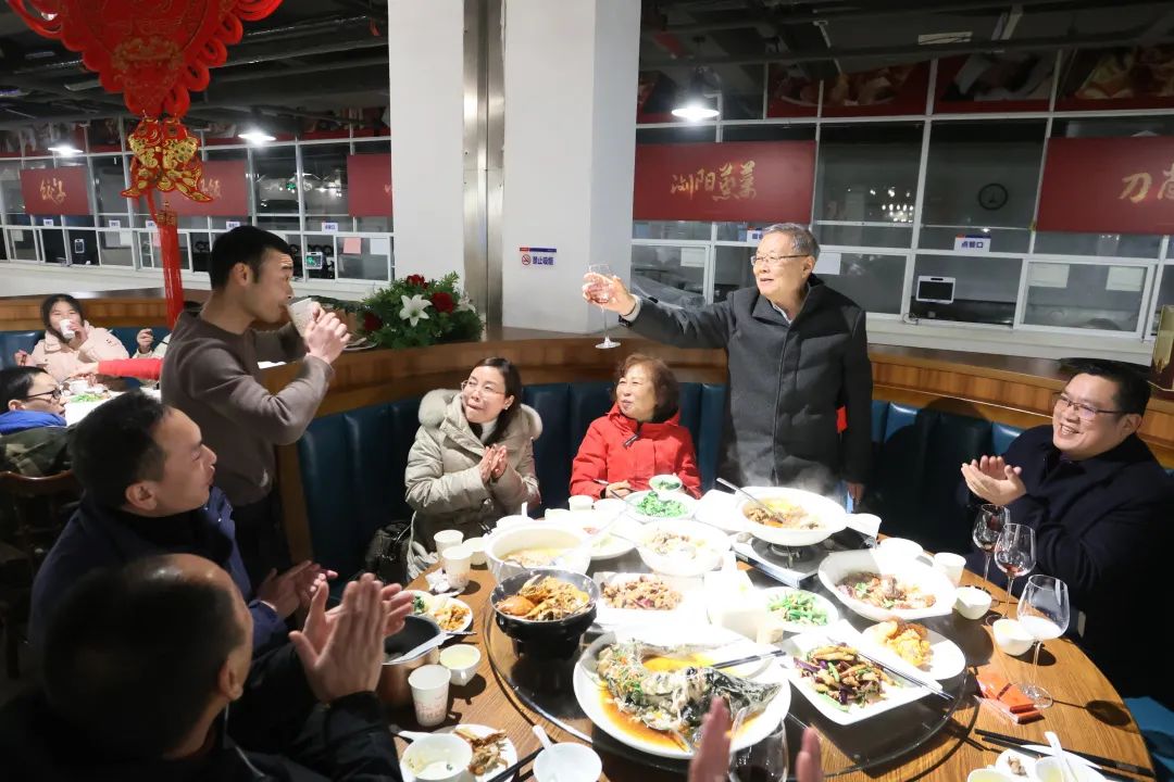 ezweb易利娱乐平台智能董事长何清华与留厂员工一起过大年！