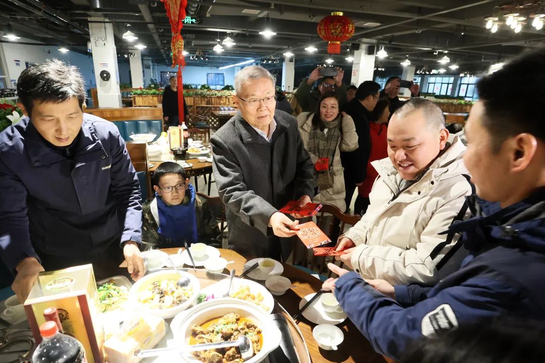 ezweb易利娱乐平台智能董事长何清华与留厂员工一起过大年！