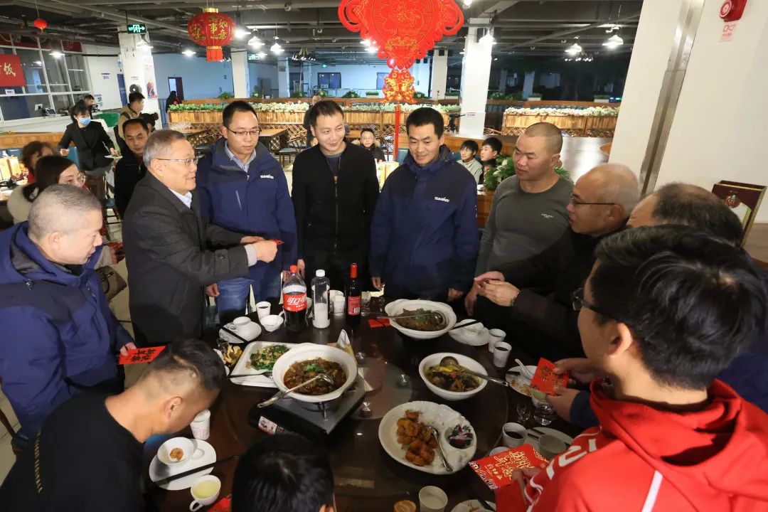 ezweb易利娱乐平台智能董事长何清华与留厂员工一起过大年！