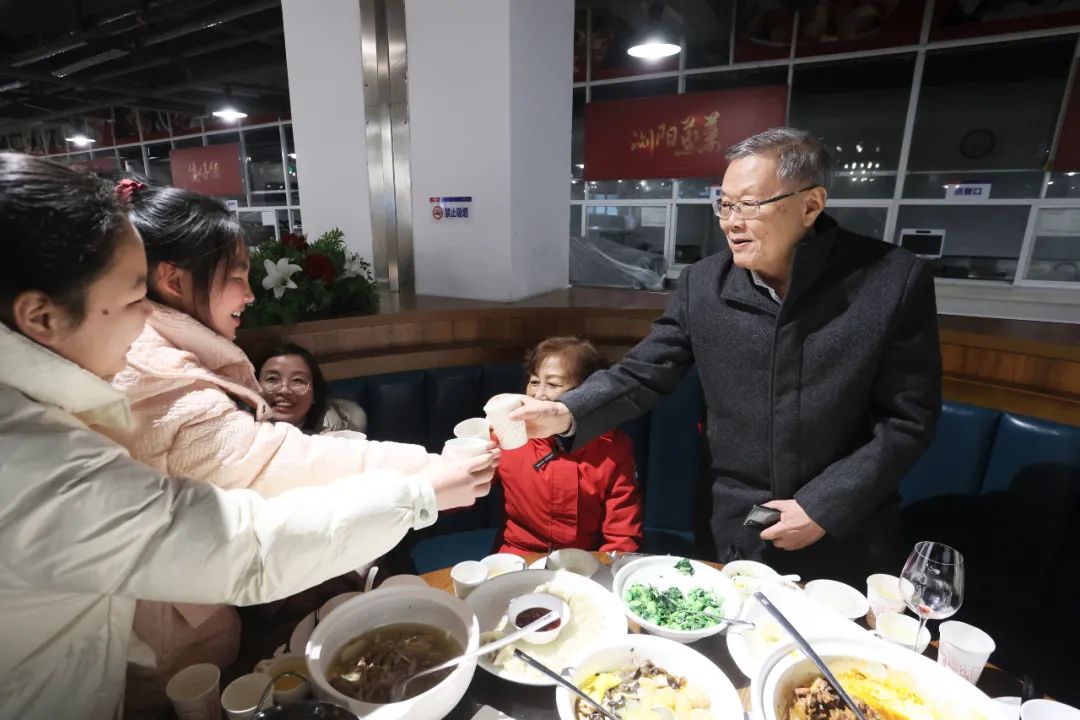 ezweb易利娱乐平台智能董事长何清华与留厂员工一起过大年！