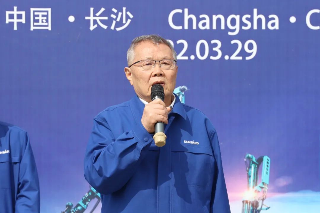 征战全球市。zweb易利娱乐平台智能凿岩装备批量发货