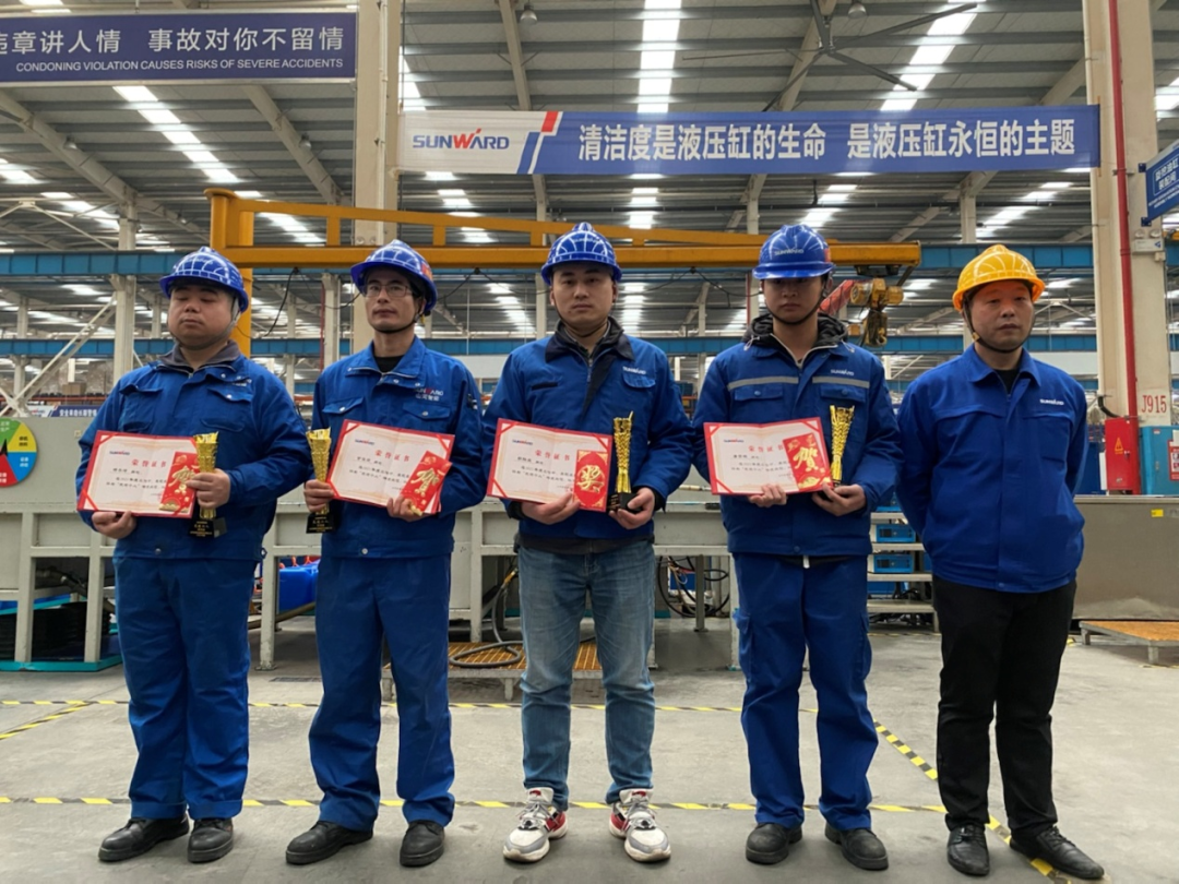 ezweb易利娱乐平台工匠 | “浪波”不言苦，甘为“人梯”承大重