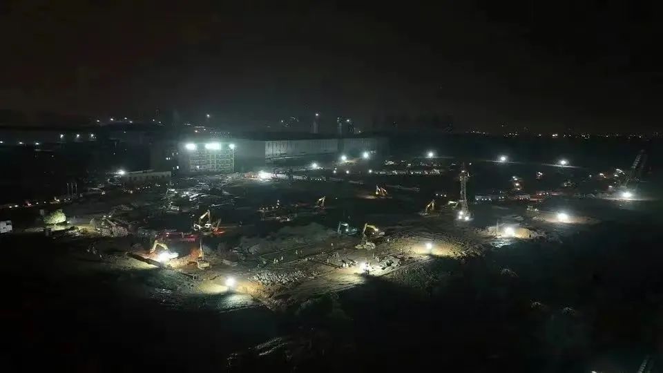 冲锋一线显继续！ezweb易利娱乐平台智能挖掘机助力长沙方舱医院建设