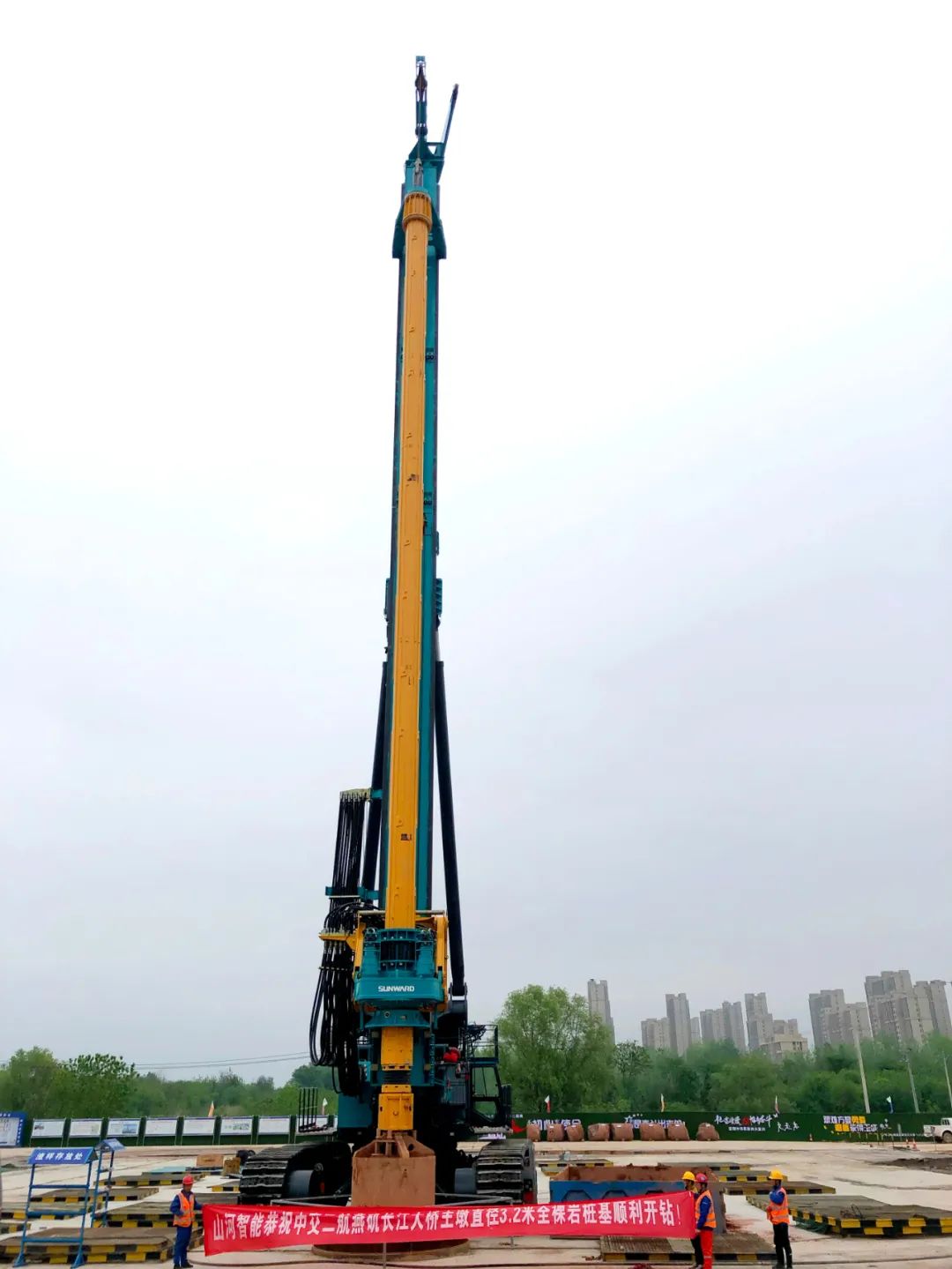 再啃“硬骨头”！ezweb易利娱乐平台智能“超等桩备”助建燕矶长江大桥