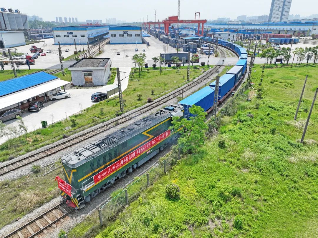一连进军国际市。≈信钒嗔校ǔど常〆zweb易利娱乐平台智能专列乐成首发