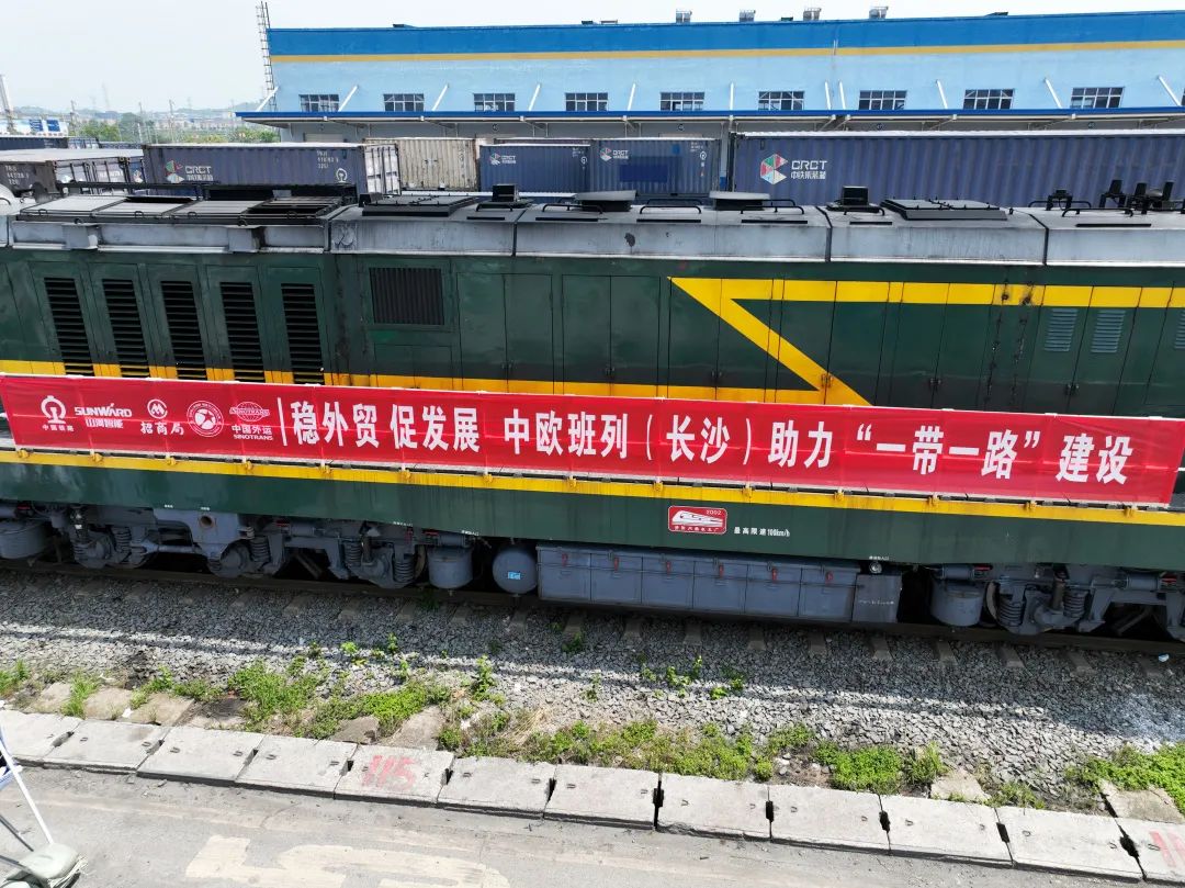 一连进军国际市。≈信钒嗔校ǔど常〆zweb易利娱乐平台智能专列乐成首发