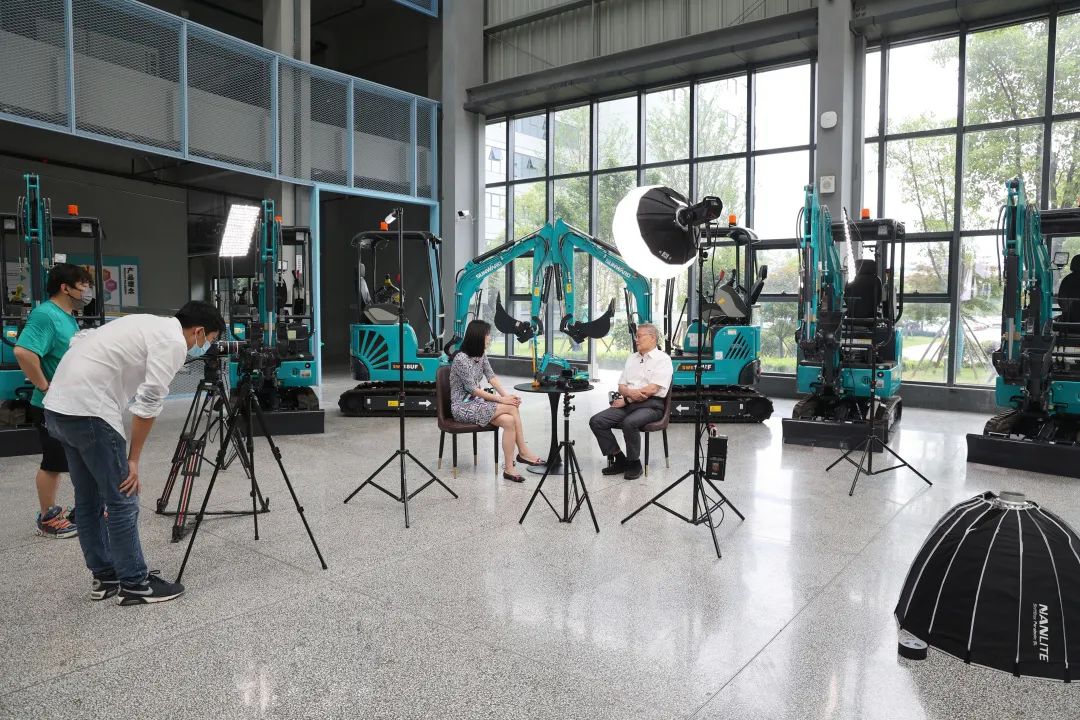 CGTN探厂！专访ezweb易利娱乐平台智能董事长、首席专家何清华花絮来了