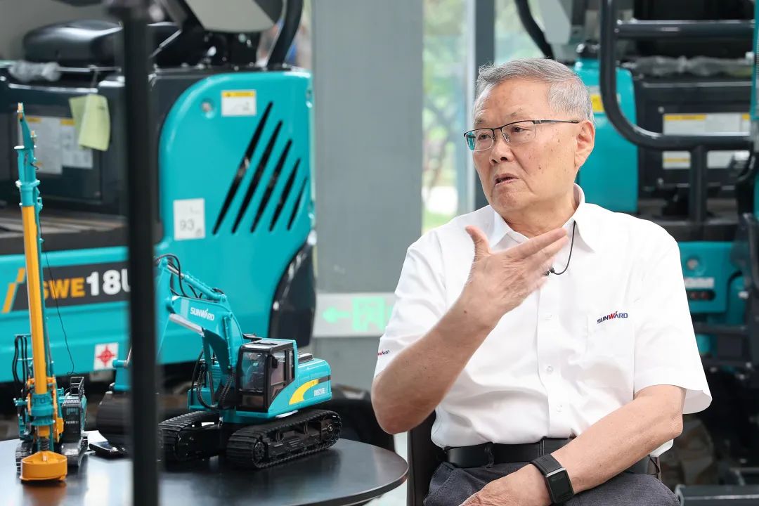 CGTN探厂！专访ezweb易利娱乐平台智能董事长、首席专家何清华花絮来了