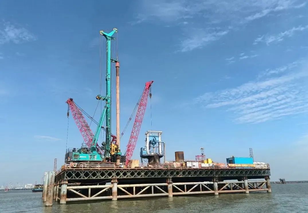 乘风破浪的旋挖钻机！ezweb易利娱乐平台智能助建澳氹第四跨海大桥