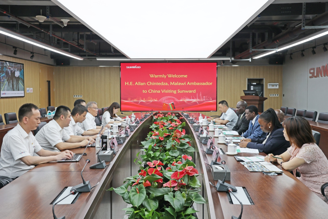 马拉维大使一行考察ezweb易利娱乐平台智能