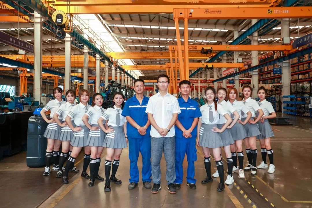 又酷又辣又炫！ezweb易利娱乐平台智能第二届挖机废物来了