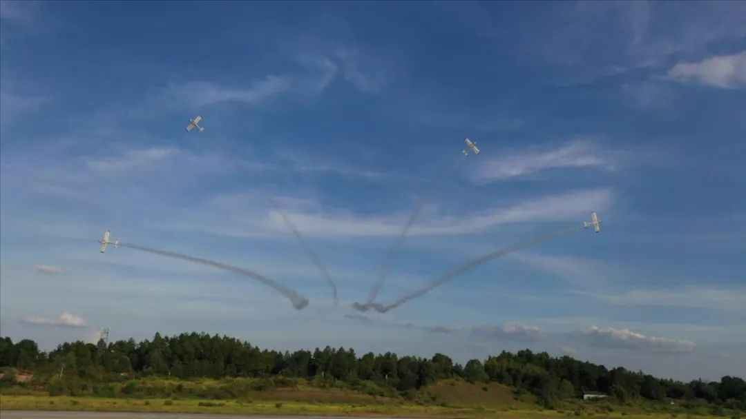 空中着花、大坡度盘旋、俯冲跃升……看ezweb易利娱乐平台航行演出队炫技2022湖南航展动态展