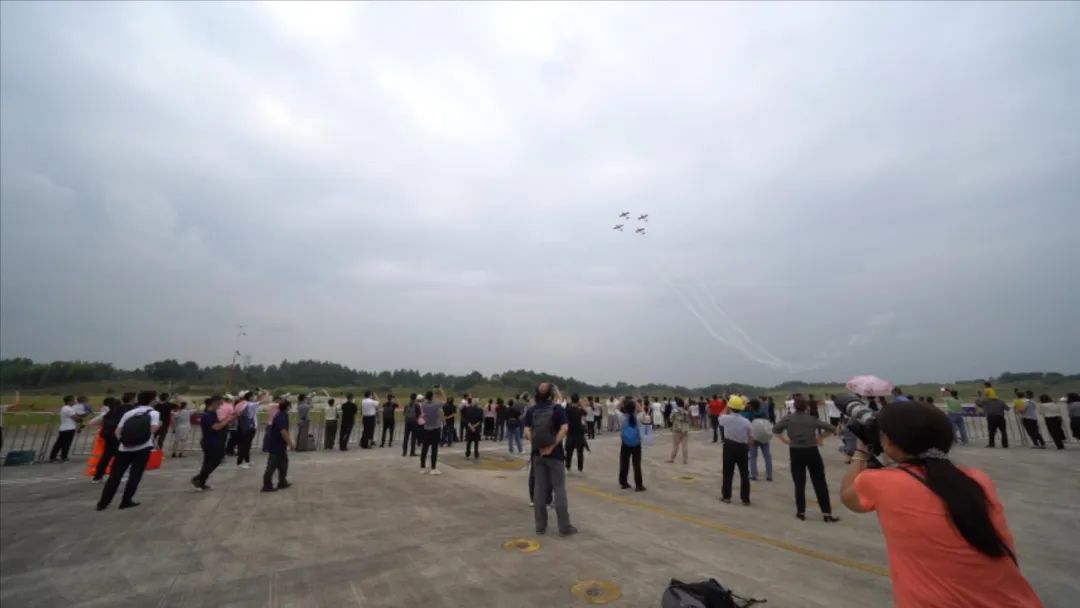 空中着花、大坡度盘旋、俯冲跃升……看ezweb易利娱乐平台航行演出队炫技2022湖南航展动态展