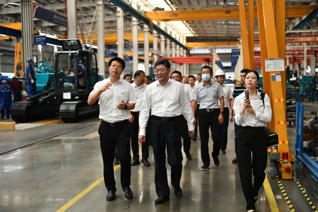 国家应急治理部郭治武局长一行考察ezweb易利娱乐平台智能无人化应抢救援装备
