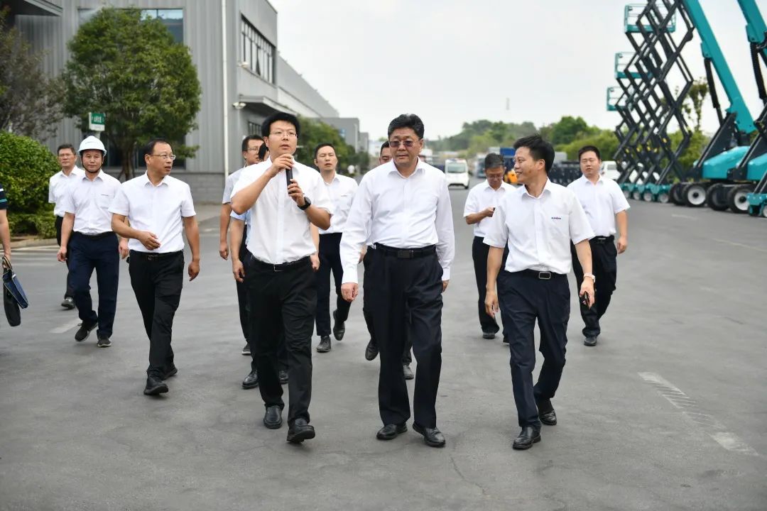 国家应急治理部郭治武局长一行考察ezweb易利娱乐平台智能无人化应抢救援装备